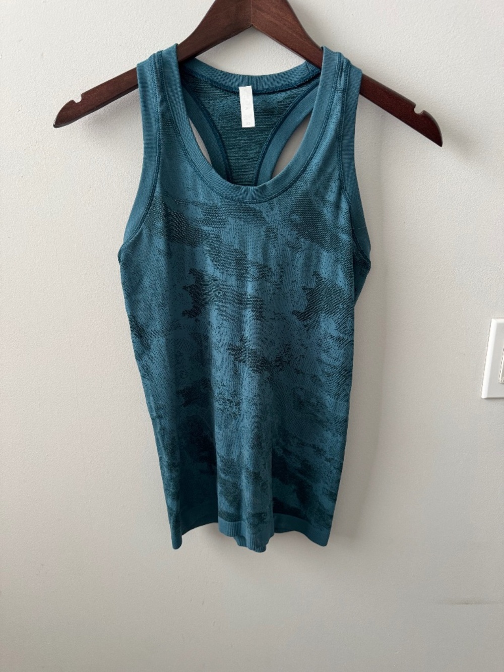 LOT OF 2 Athleta Momentum Seamless Camo Racerback Tank Tops Teal Pink XS